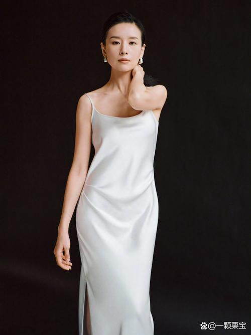 小红书涨粉最多个人账号_小红书头部买手董洁直播带货风格_小红书涨粉平台